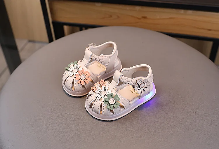 Summer Sandals New Fashion LED Light Kid Shoes Simple Versatile Retro Girl Shoe Princess Flower Lightweight Elegant Kid Sandals