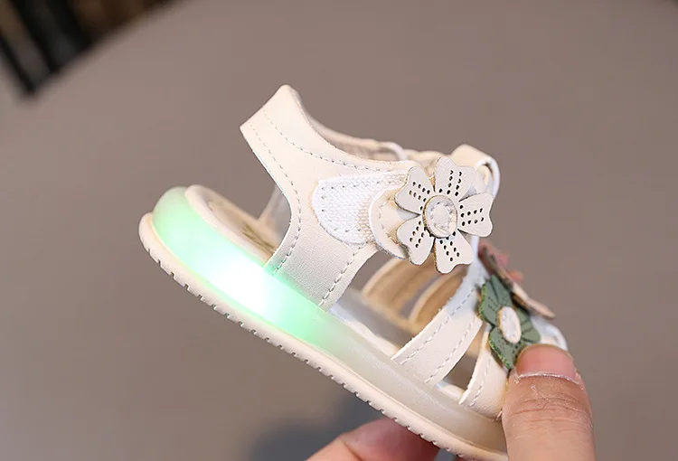 Summer Sandals New Fashion LED Light Kid Shoes Simple Versatile Retro Girl Shoe Princess Flower Lightweight Elegant Kid Sandals