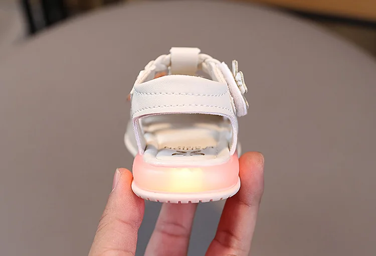 Summer Sandals New Fashion LED Light Kid Shoes Simple Versatile Retro Girl Shoe Princess Flower Lightweight Elegant Kid Sandals