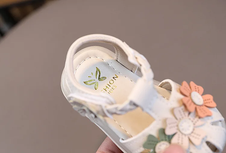 Summer Sandals New Fashion LED Light Kid Shoes Simple Versatile Retro Girl Shoe Princess Flower Lightweight Elegant Kid Sandals