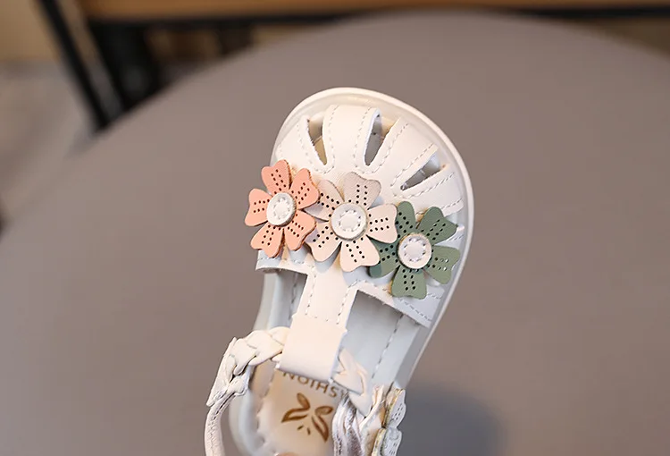 Summer Sandals New Fashion LED Light Kid Shoes Simple Versatile Retro Girl Shoe Princess Flower Lightweight Elegant Kid Sandals