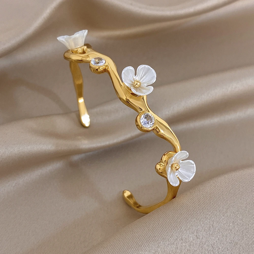 Gentle Elegant Luxurious Cuff Wrist Jewelry Bracelets Exquisite Stainless Steel Cute Flower Bracelet for Women and Men