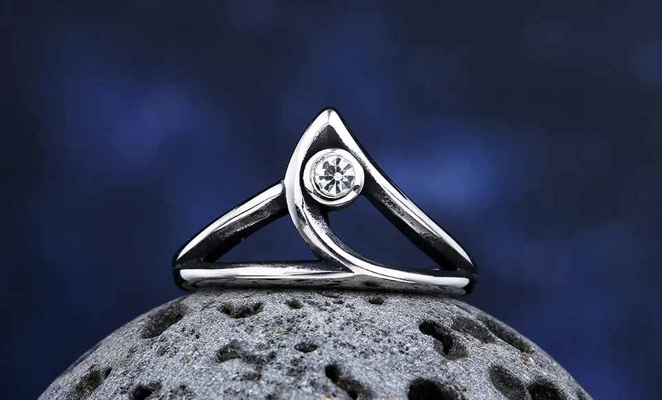 Fashion 2024 New 316L Stainless Steel Enagagement Saga Cos Game Ring With Zircon For Man Women Geometric Jewelry Valentine Gift