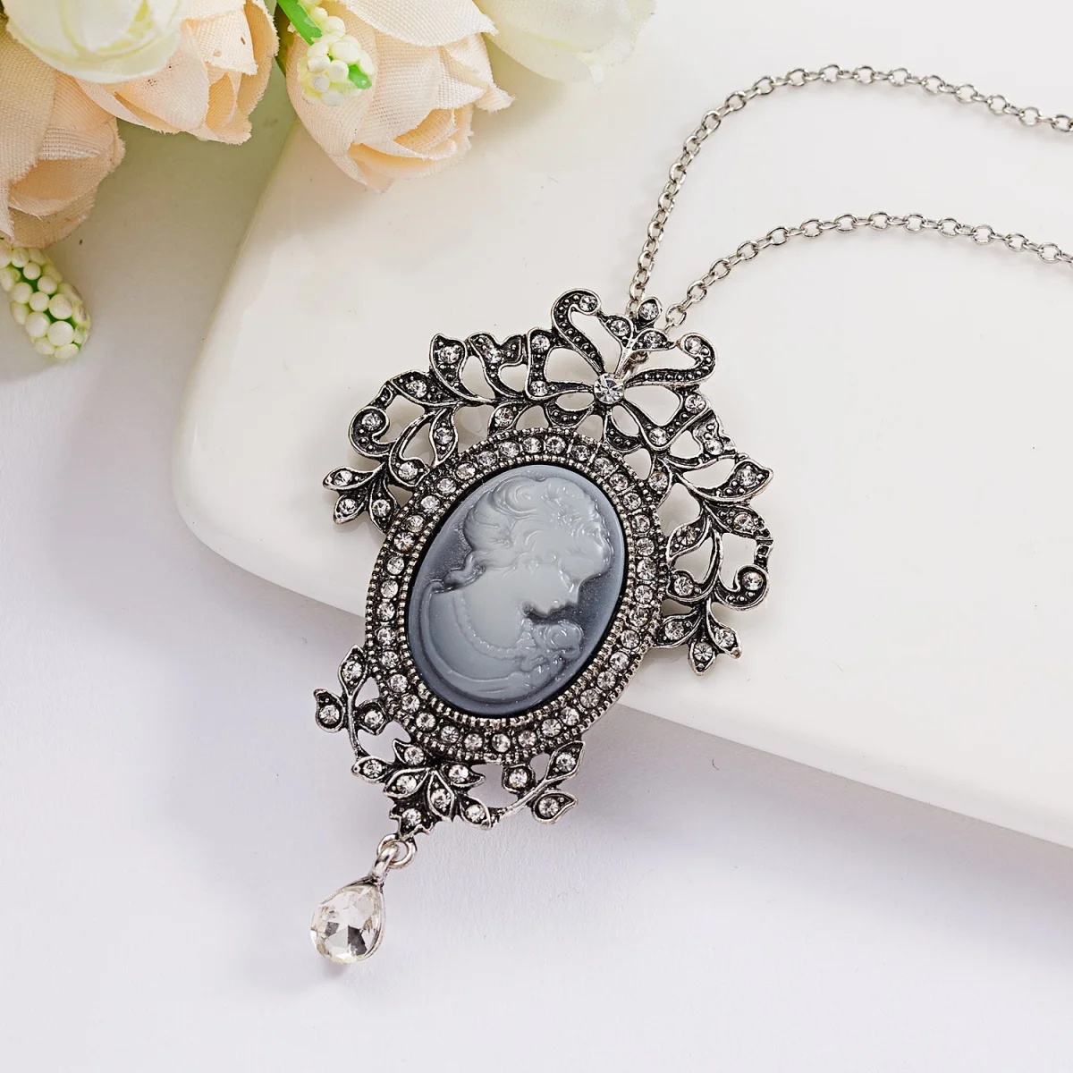Vintage Cameo Beauty Portrait Pendant Necklace For Women Men Luxury Resin Lady Queen Flower Butterfly Long Sweater Chain Jewelry