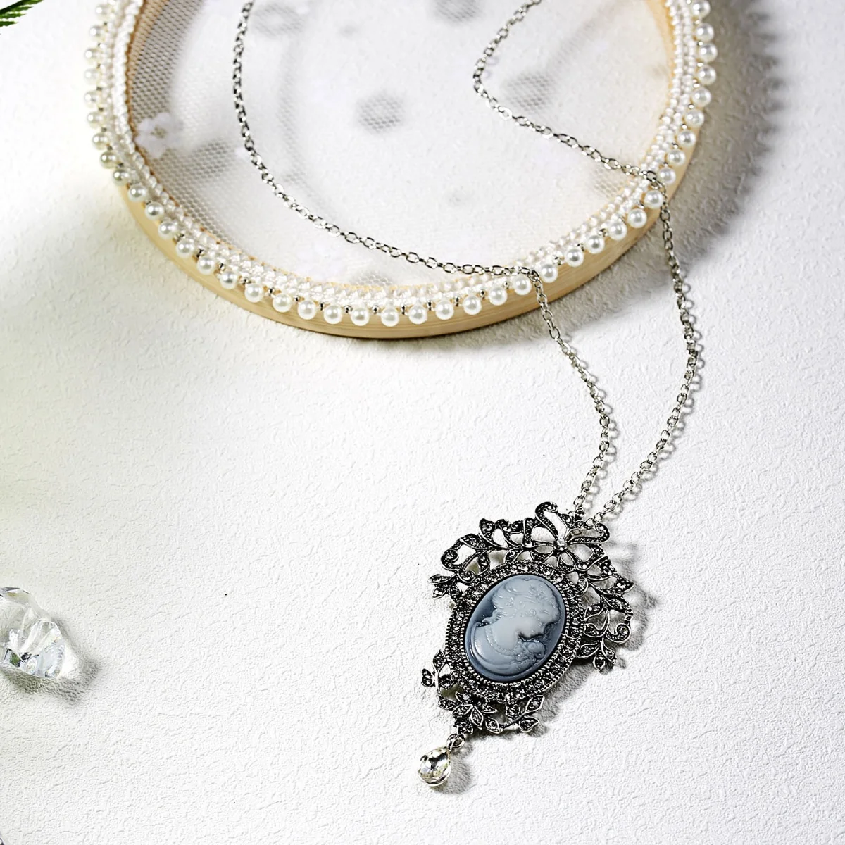 Vintage Cameo Beauty Portrait Pendant Necklace For Women Men Luxury Resin Lady Queen Flower Butterfly Long Sweater Chain Jewelry