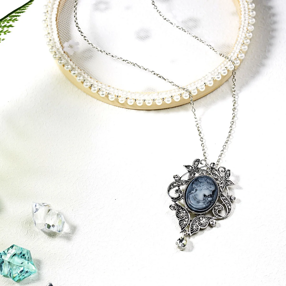 Vintage Cameo Beauty Portrait Pendant Necklace For Women Men Luxury Resin Lady Queen Flower Butterfly Long Sweater Chain Jewelry