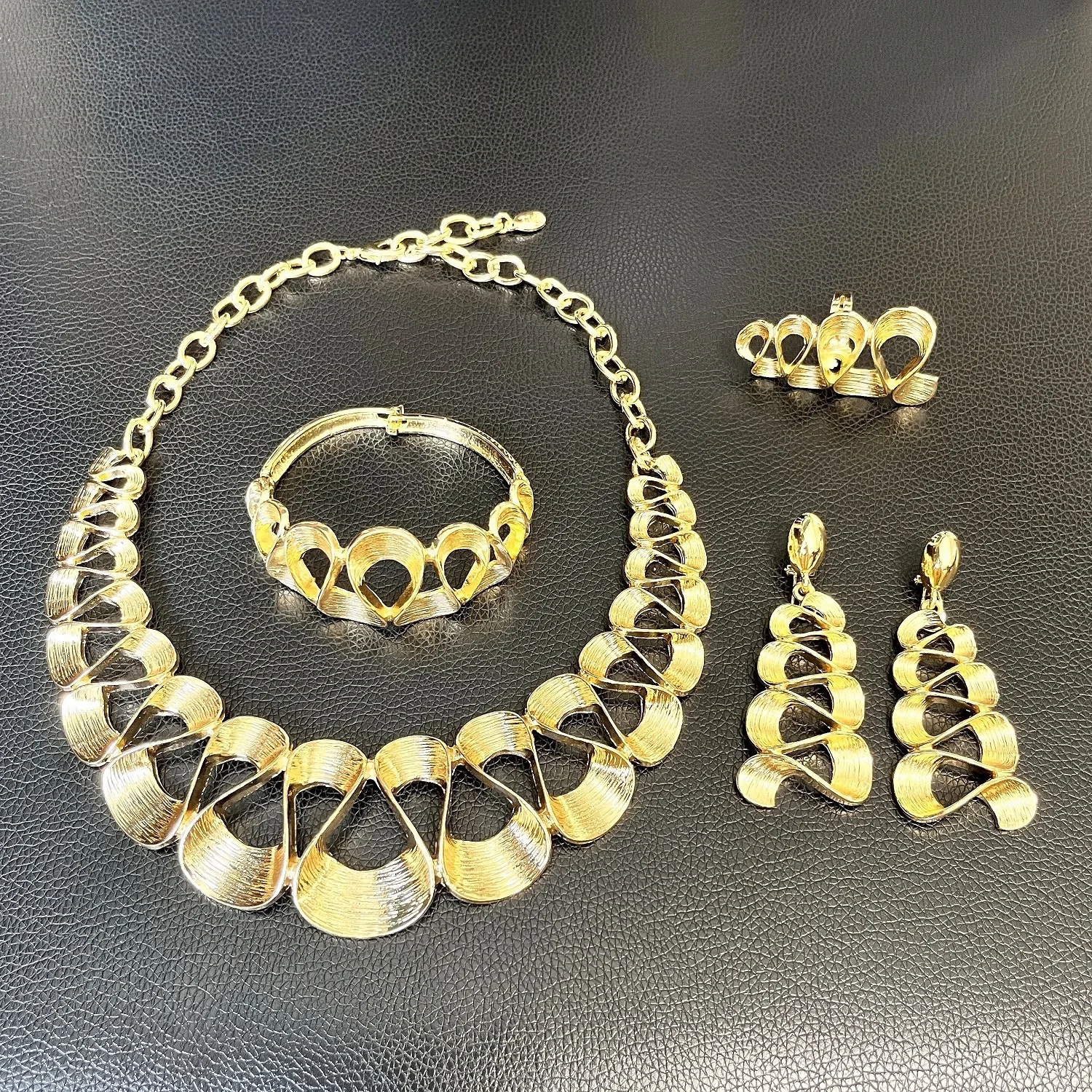 Dubai Gold Plated Jewelry Women Necklace Set Regular Round Pendant Brushed Glossy Bracelet Earrings Wedding Bijoux SYHOL
