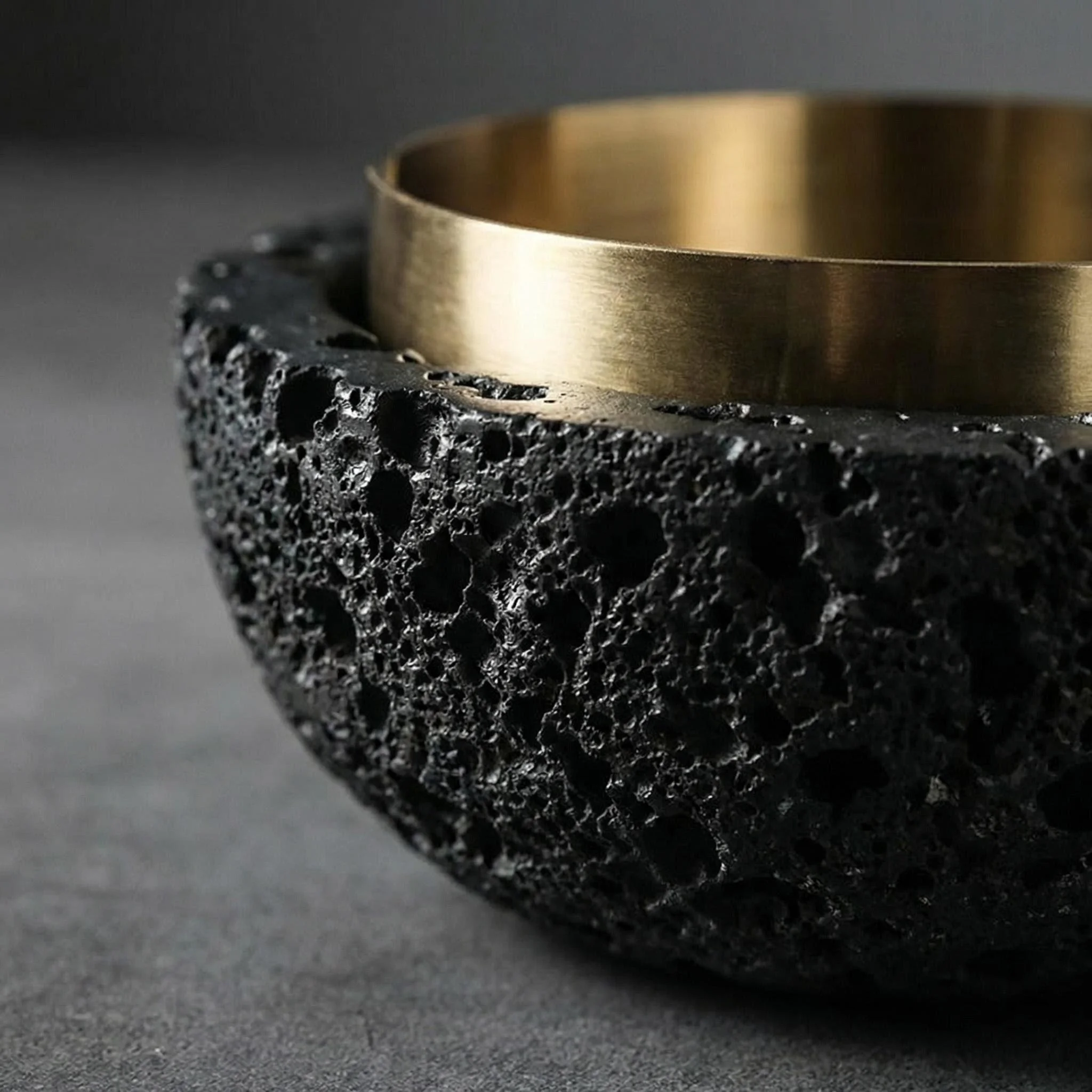 Nordic Industrial Minimalist Concrete Ashtray, Artisan-Made Natural Texture, Removable Stainless Steel Bowl & Anti-Fly Ash Lid