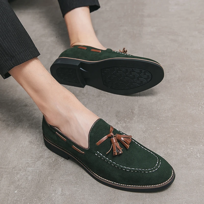 New Tassel Loafers Men's Green Brown Pointed Suede Leather Casual Shoes Wedding Dress Homecoming Footwear Zapatos Hombre