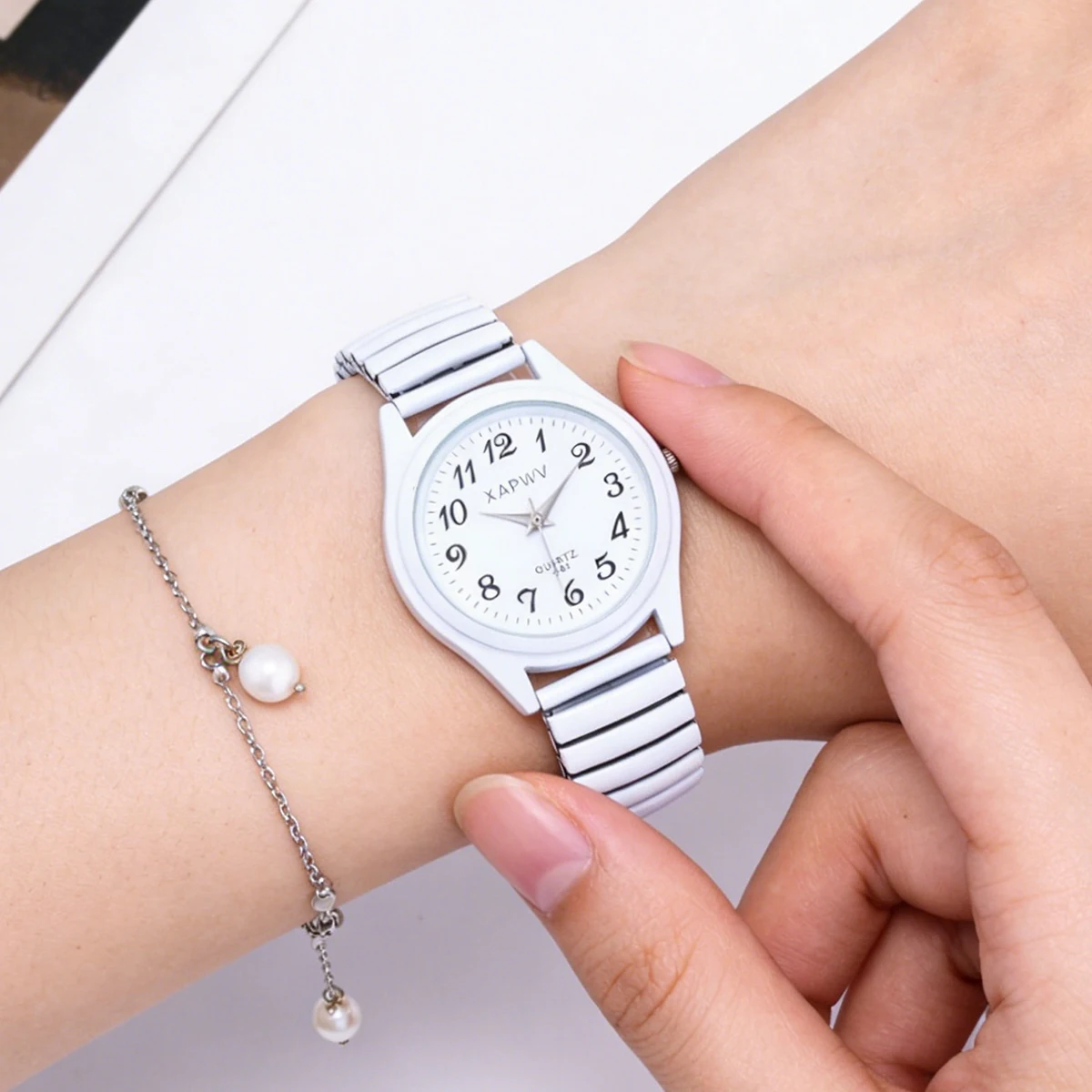 Fashion Couple Watches, a Pair of Casual Quartz Watches for Men and Women, Arabic Numerals, Elastic Strap Women's Wristwatch