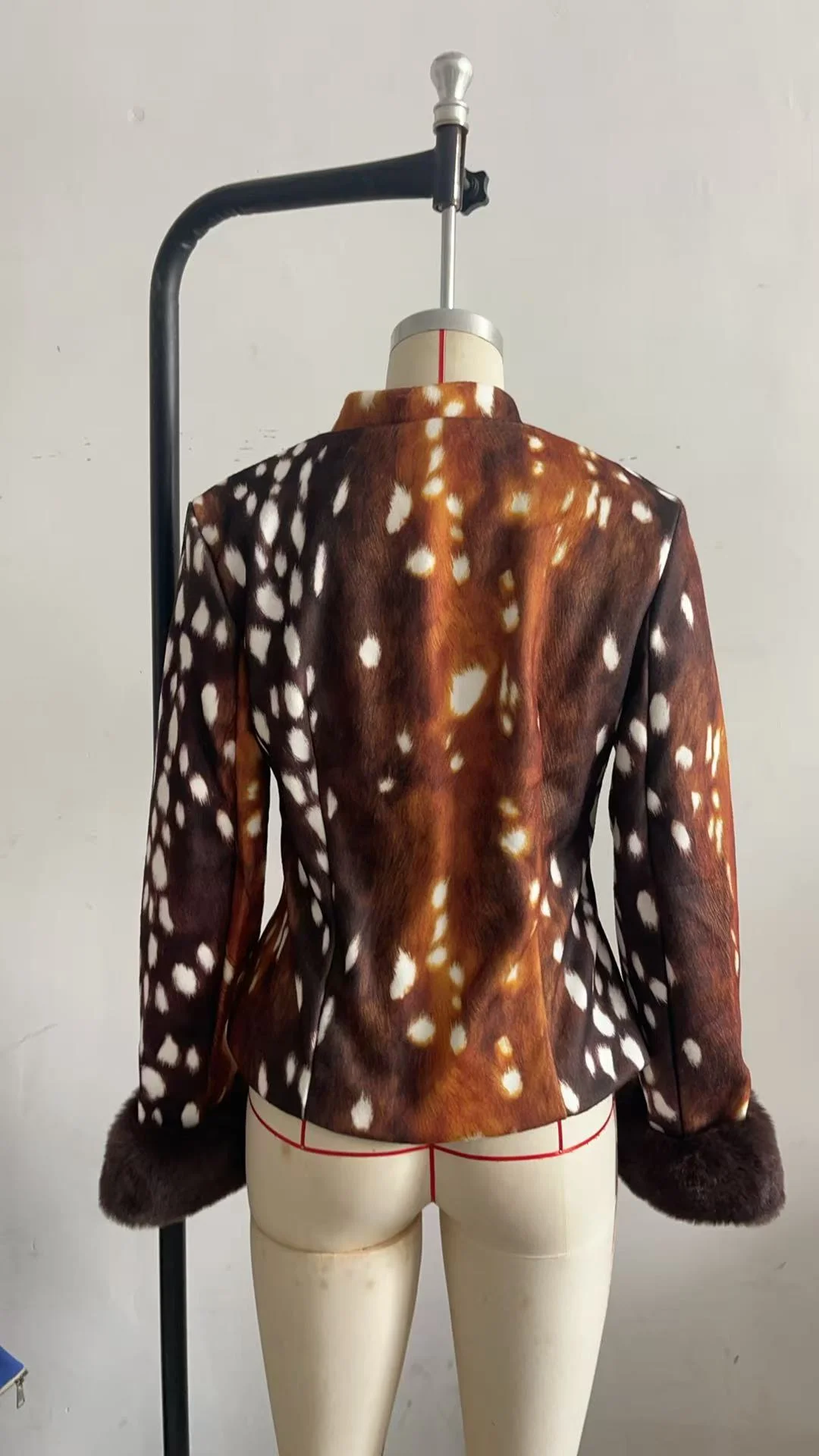 Women Leopard Print Stand Collar Waist Cinched Faux Fur Short Coat Fluffy Cuff Fashion Outerwear Winter Ladies Warm Furry Jacket