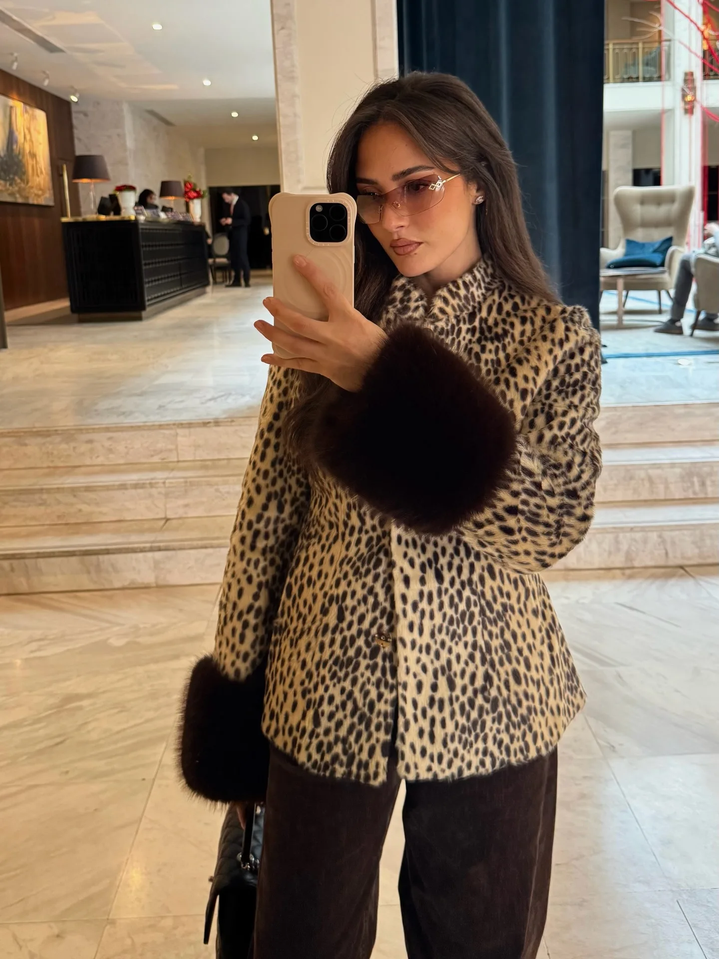 Women Leopard Print Stand Collar Waist Cinched Faux Fur Short Coat Fluffy Cuff Fashion Outerwear Winter Ladies Warm Furry Jacket