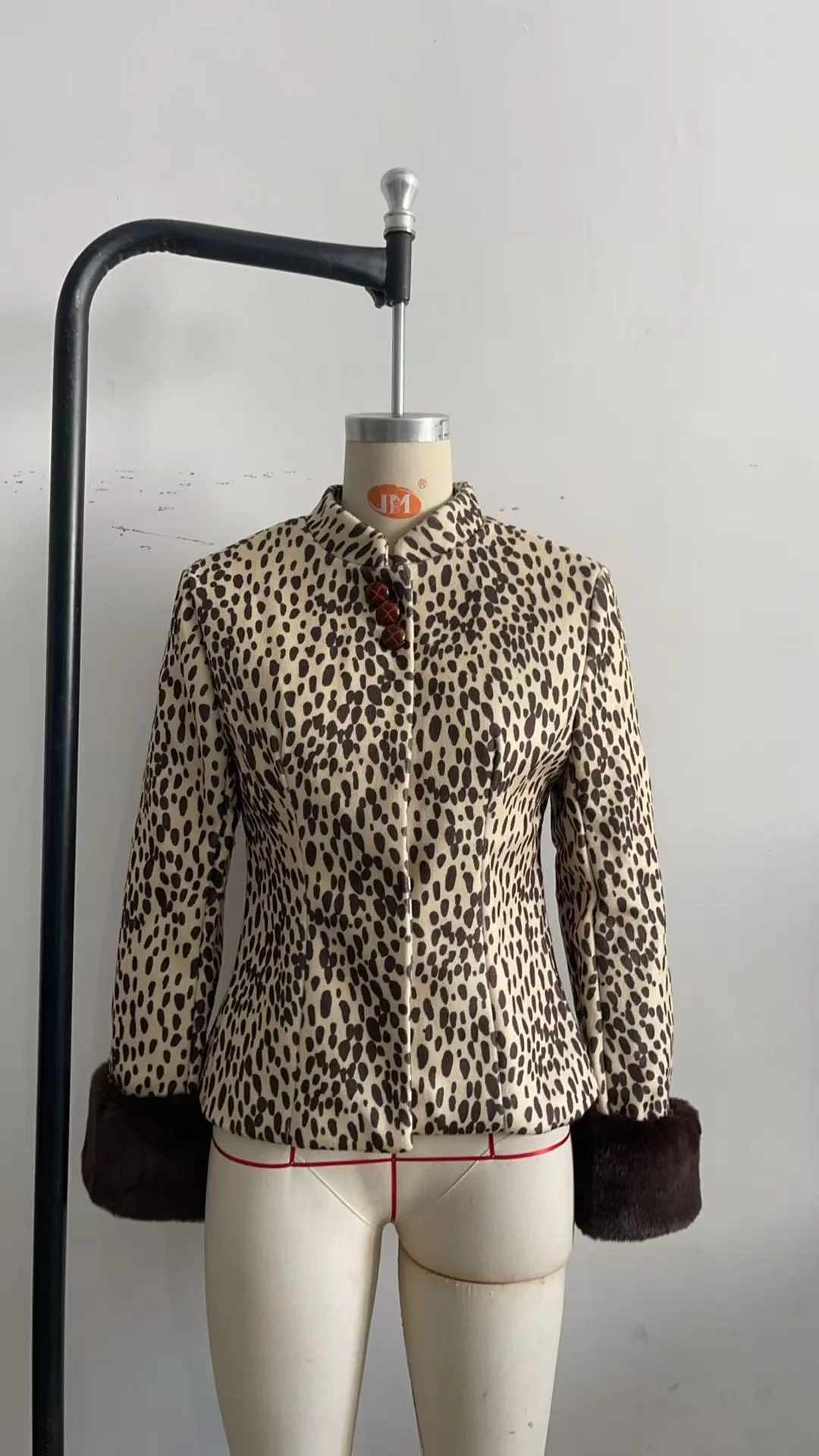 Women Leopard Print Stand Collar Waist Cinched Faux Fur Short Coat Fluffy Cuff Fashion Outerwear Winter Ladies Warm Furry Jacket