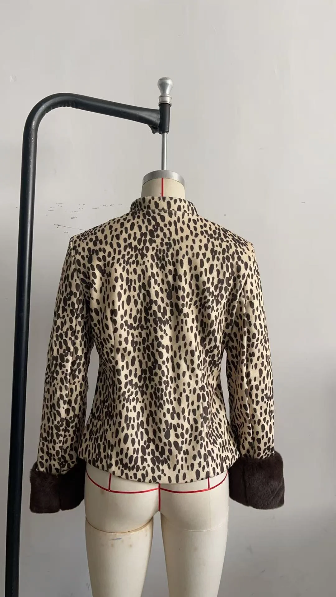 Women Leopard Print Stand Collar Waist Cinched Faux Fur Short Coat Fluffy Cuff Fashion Outerwear Winter Ladies Warm Furry Jacket