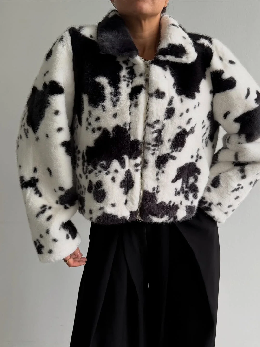 Women's Cow Print Cropped Faux Fur Jacket Turn‑down Collar Zip‑up Long Sleeve Casual Furry Short Outerwear 2026 Fashion Ladies