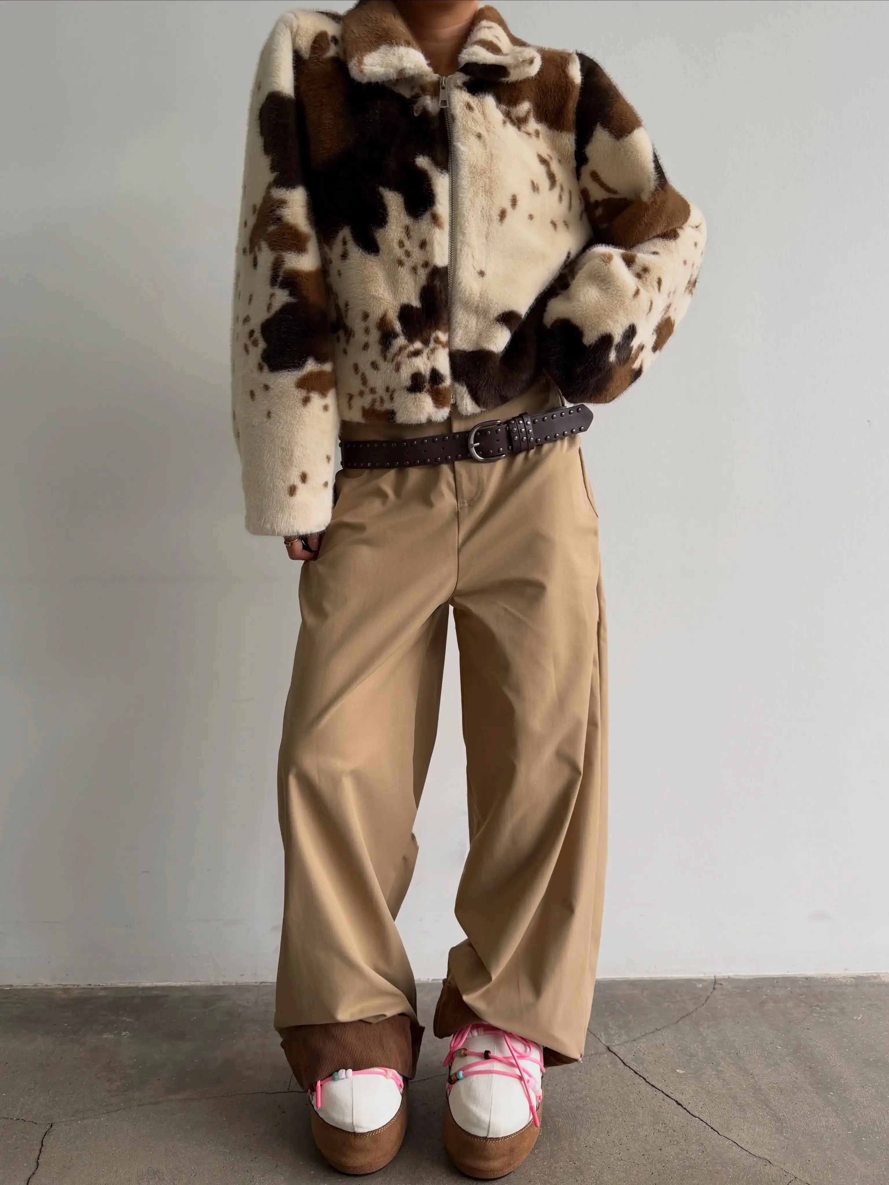 Women's Cow Print Cropped Faux Fur Jacket Turn‑down Collar Zip‑up Long Sleeve Casual Furry Short Outerwear 2026 Fashion Ladies