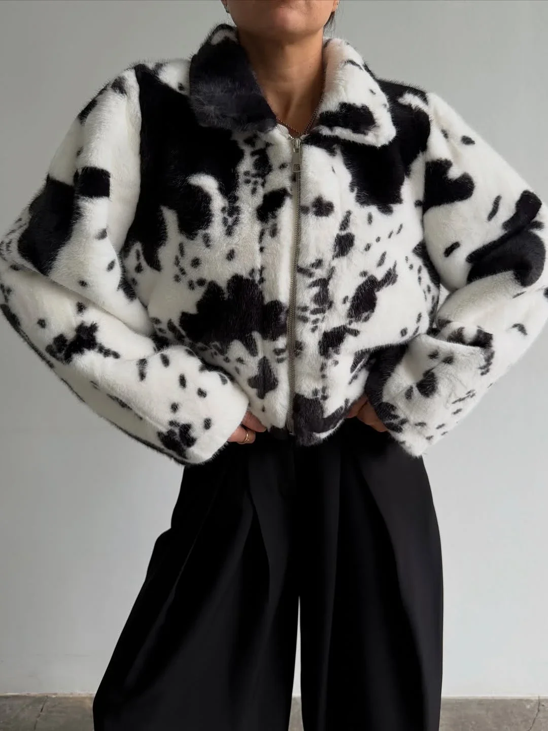 Women's Cow Print Cropped Faux Fur Jacket Turn‑down Collar Zip‑up Long Sleeve Casual Furry Short Outerwear 2026 Fashion Ladies
