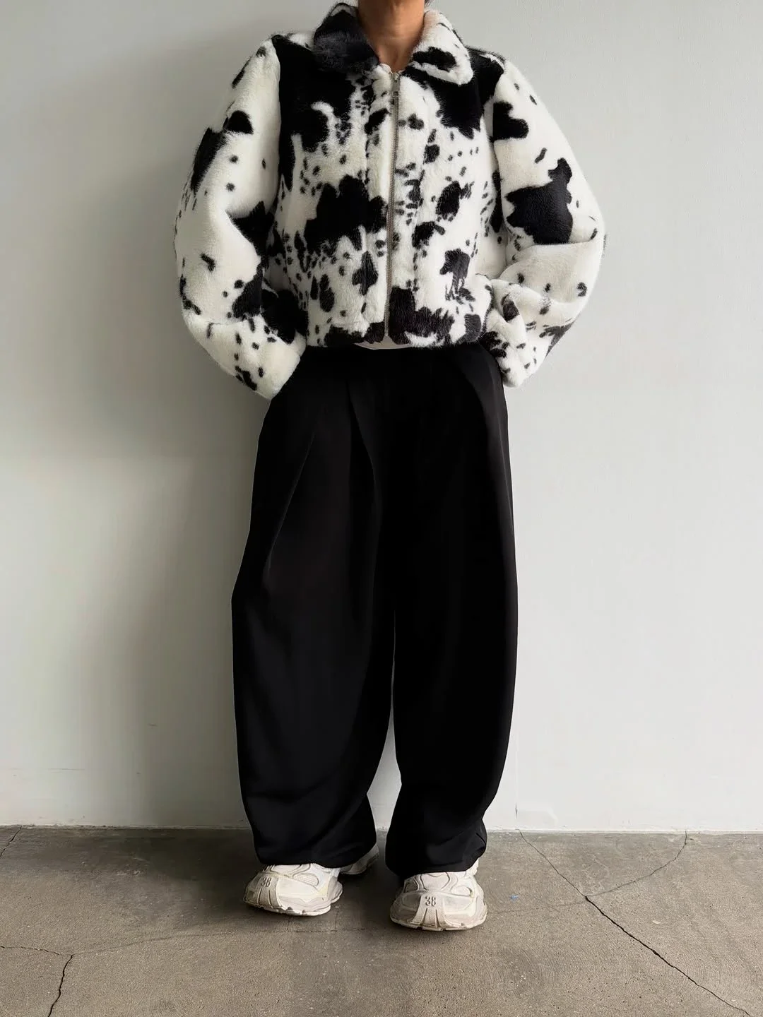 Women's Cow Print Cropped Faux Fur Jacket Turn‑down Collar Zip‑up Long Sleeve Casual Furry Short Outerwear 2026 Fashion Ladies