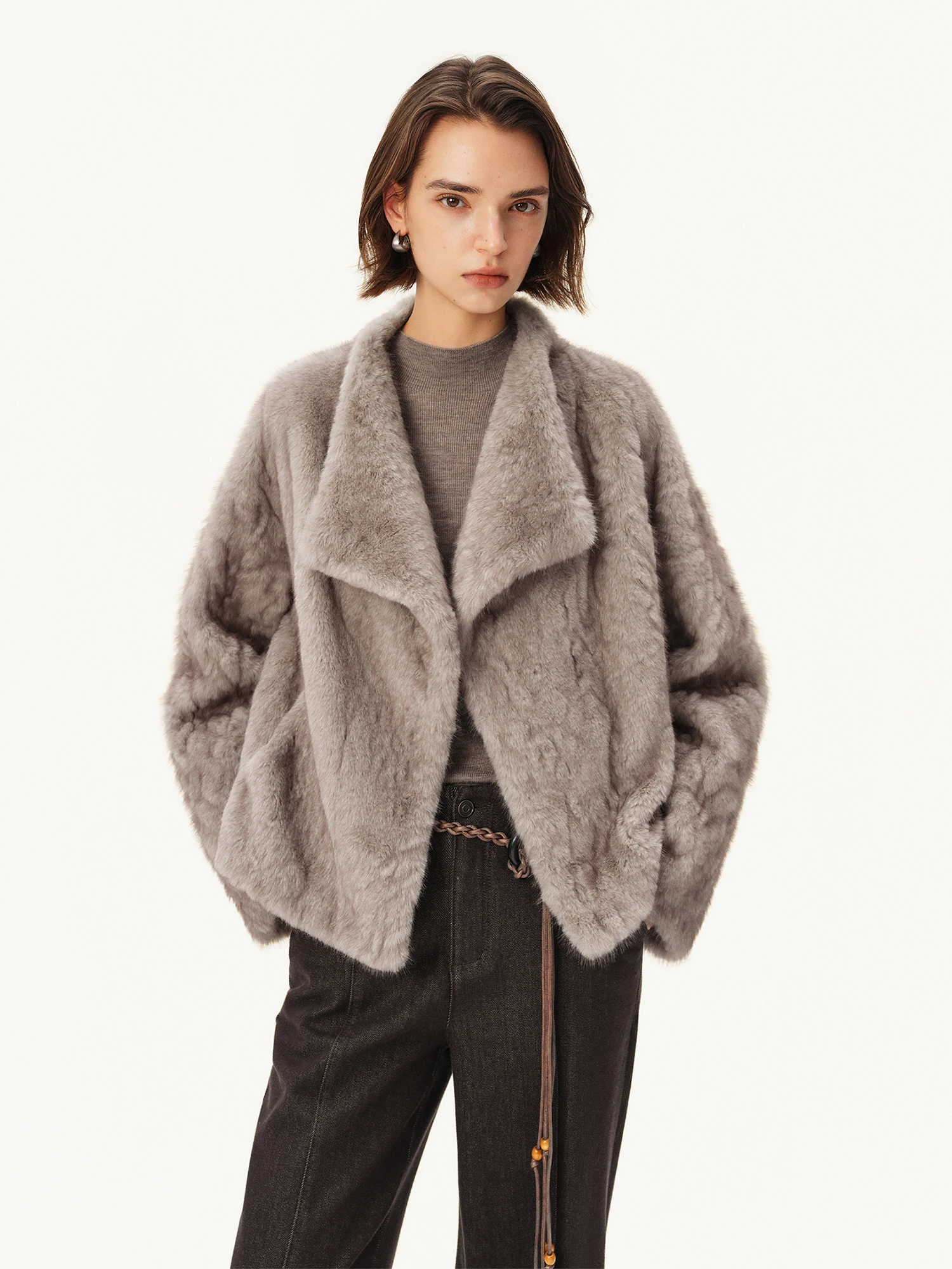 ZIQIAO Women 2026 Winter New Faux Fur Shearling Jacket Fashion Embossed Craft Warm Fuzzy Outerwear Coat for Ladies Daily Wear