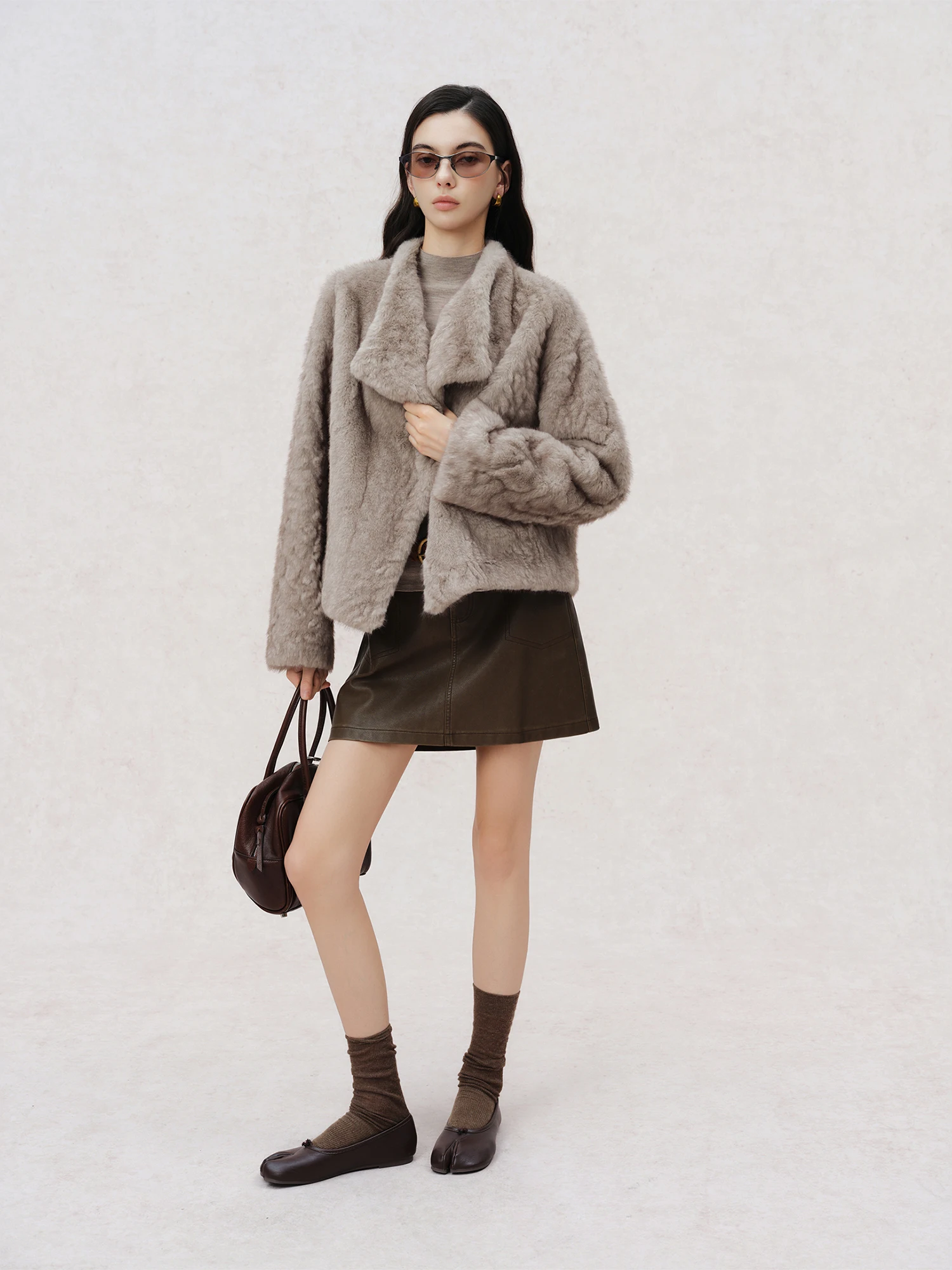 ZIQIAO Women 2026 Winter New Faux Fur Shearling Jacket Fashion Embossed Craft Warm Fuzzy Outerwear Coat for Ladies Daily Wear