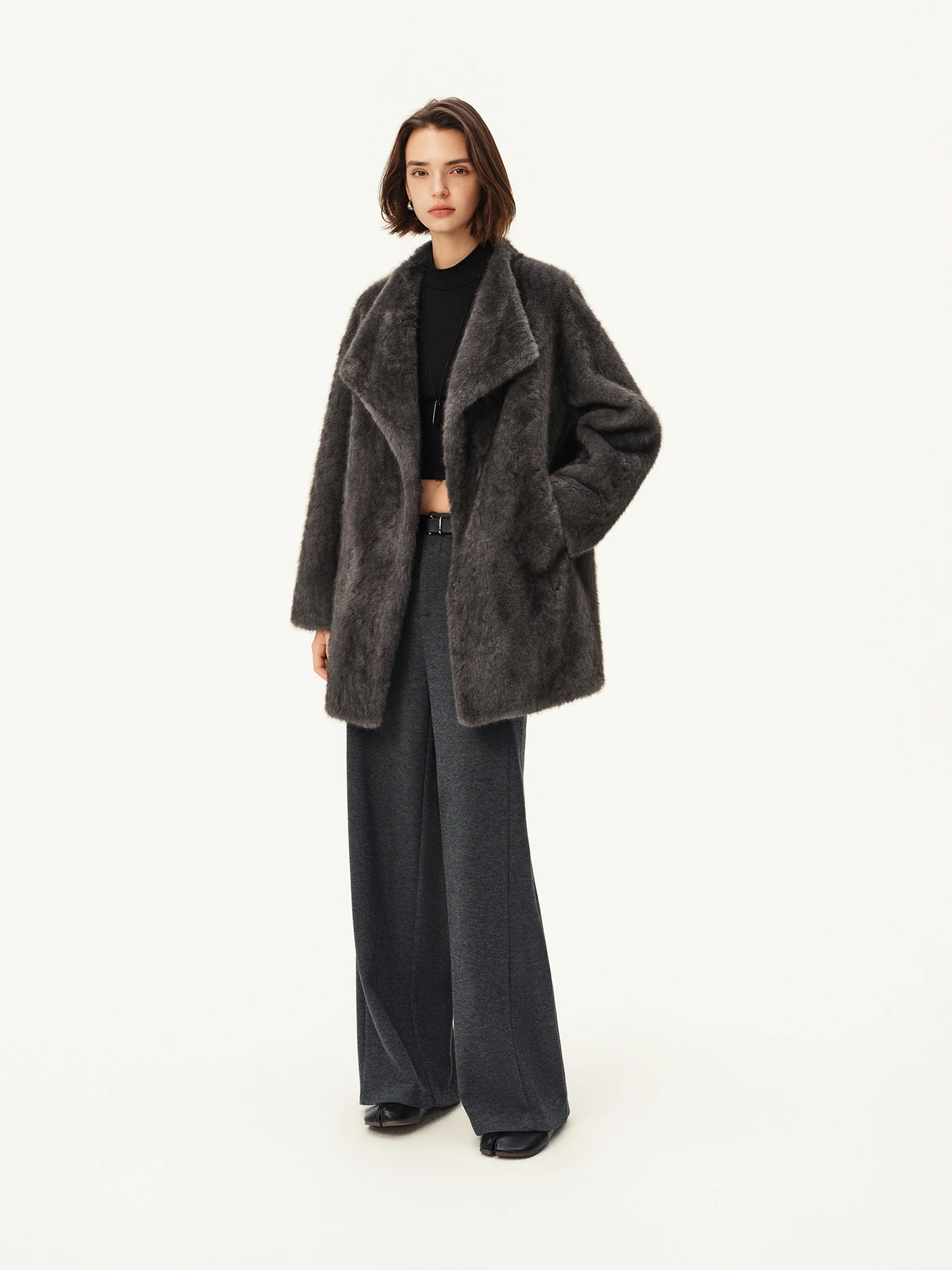 ZIQIAO Women 2026 Winter New Faux Fur Shearling Jacket Fashion Embossed Craft Warm Fuzzy Outerwear Coat for Ladies Daily Wear