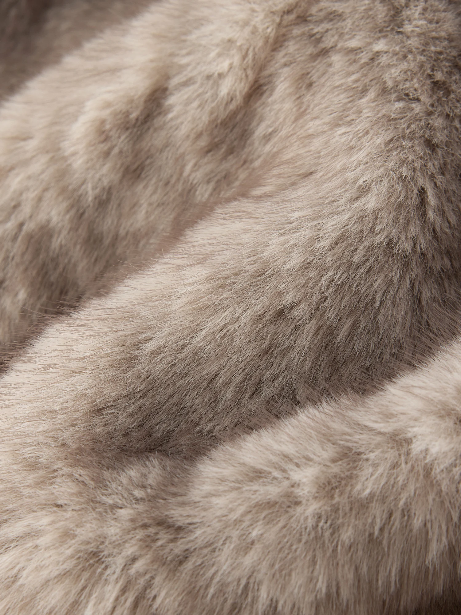 ZIQIAO Women 2026 Winter New Faux Fur Shearling Jacket Fashion Embossed Craft Warm Fuzzy Outerwear Coat for Ladies Daily Wear