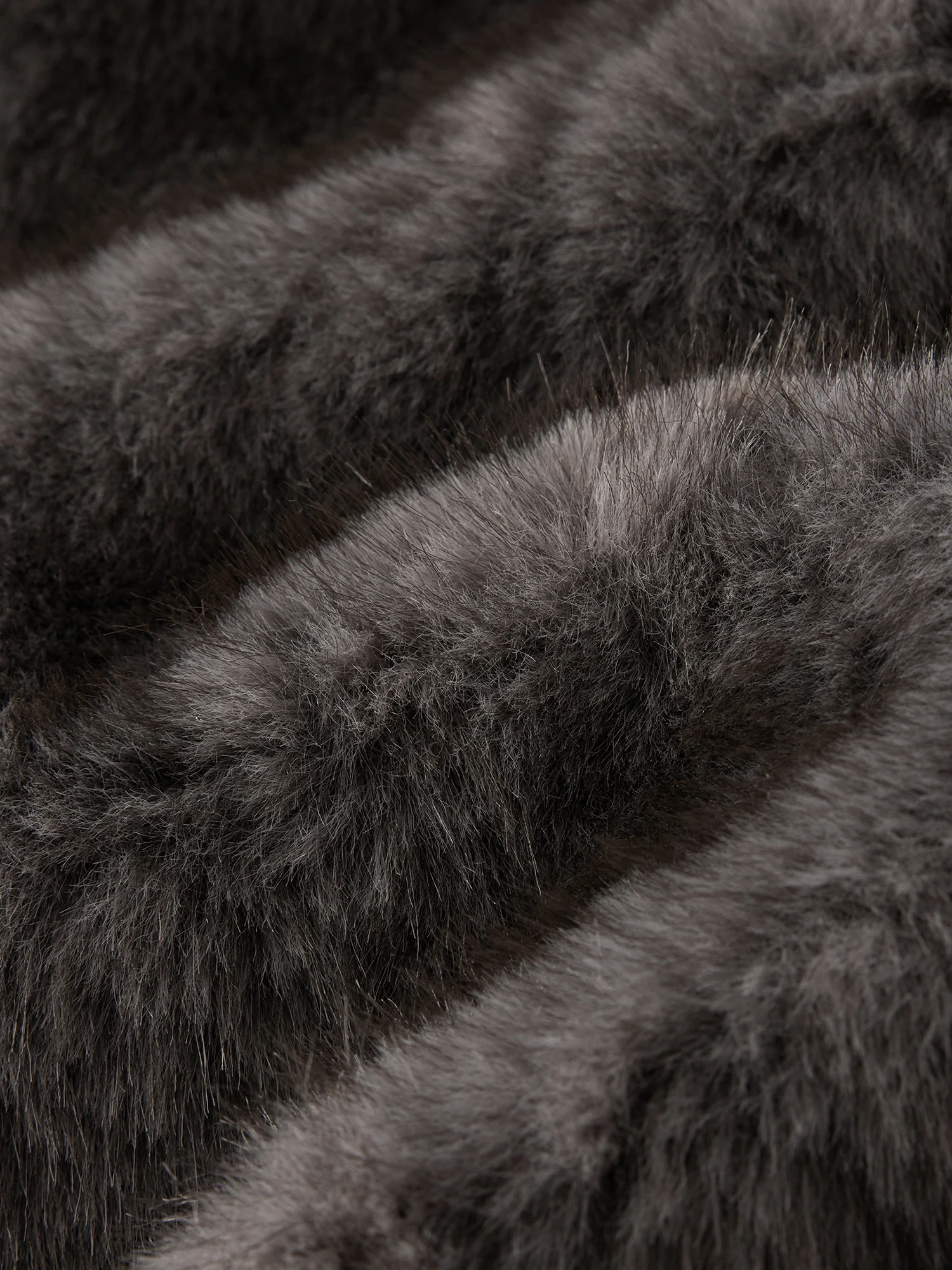 ZIQIAO Women 2026 Winter New Faux Fur Shearling Jacket Fashion Embossed Craft Warm Fuzzy Outerwear Coat for Ladies Daily Wear