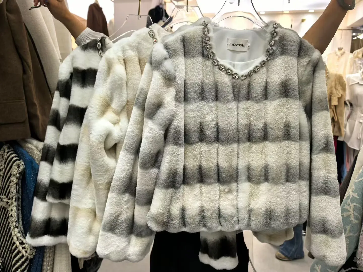 SMTHMA Faux Fur Coat Women Jacket Luxury Diamond O-Neck Coat Women Winter Soft Jacket Thick Warm Furry Fur Outwear Faux Fur Coat