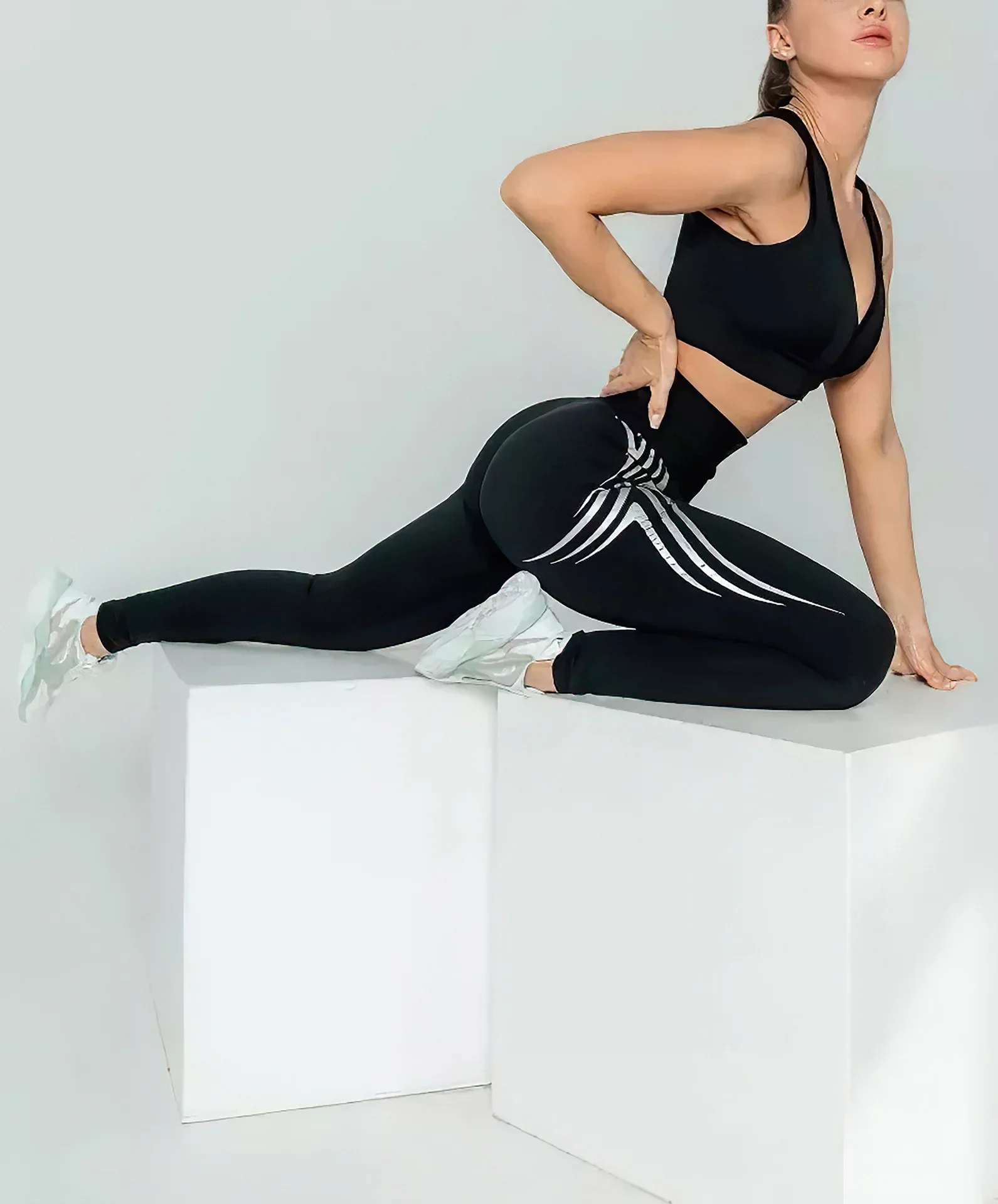 Women Hip Lifting Cropped Leggings Tight Fit Running Fitness Sports Pants Daily Streetwear Minimalist Chic Ladies Activewear
