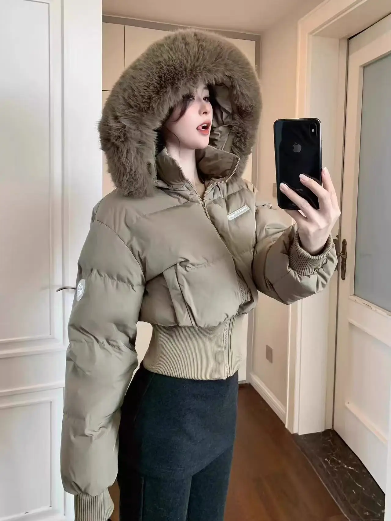 Fashion Slim Fit Cropped Hooded Parkas for Women Faux Fur Collar Zipper Padded Jacket Woman Winter 2026 New Thick Cotton Jackets