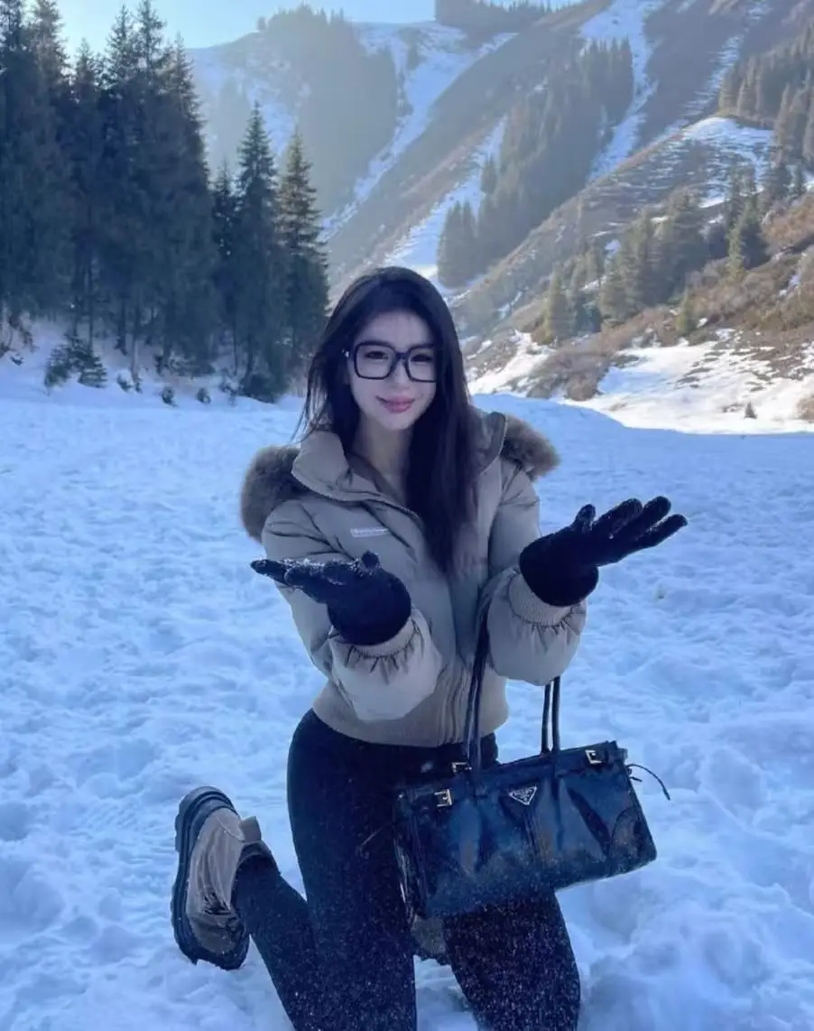 Fashion Slim Fit Cropped Hooded Parkas for Women Faux Fur Collar Zipper Padded Jacket Woman Winter 2026 New Thick Cotton Jackets