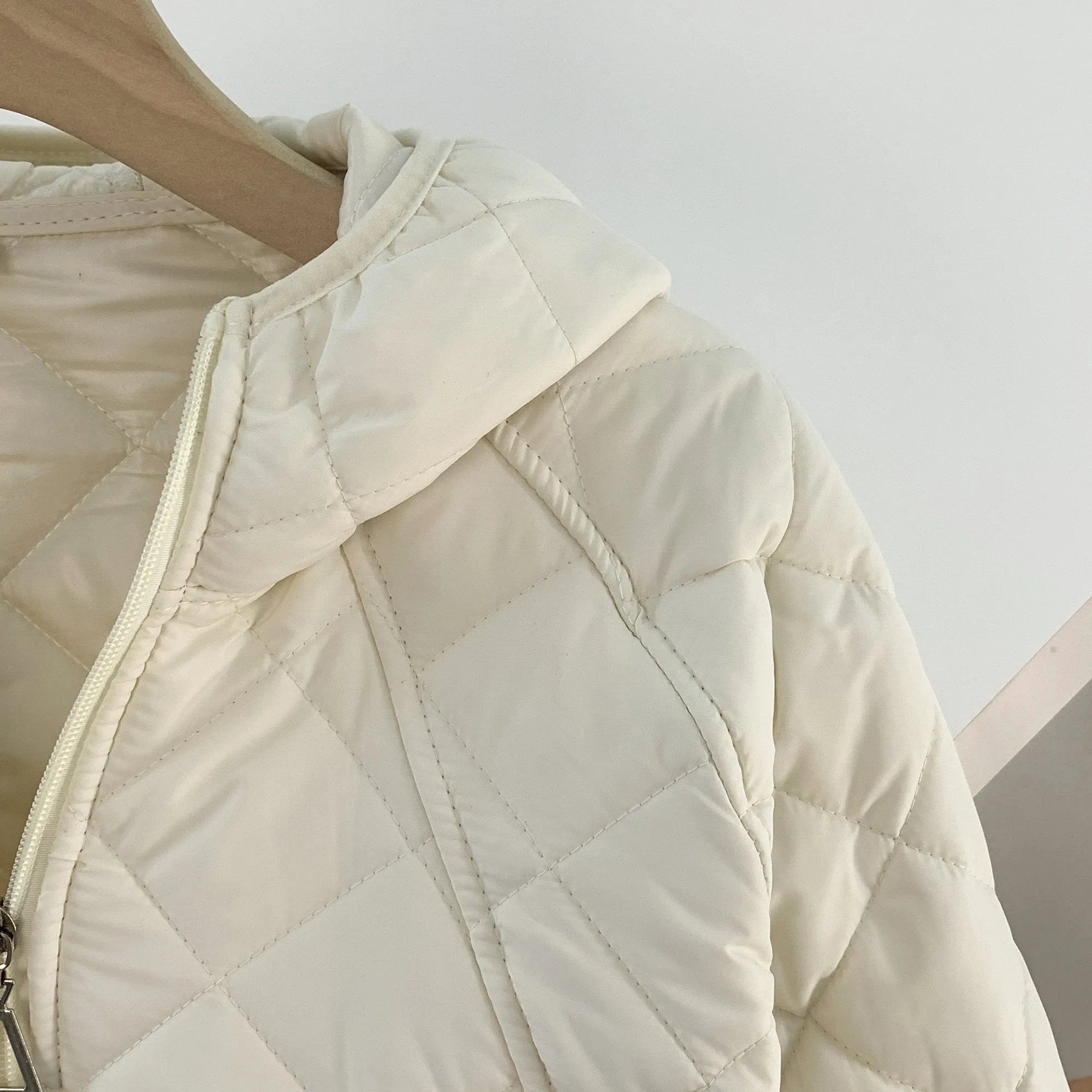 Women Lightweight Quilted Hooded Jacket 2026 Casual Diamond‑Grid Zipper Short Coat Autumn Winter Korean Style Warm Outerwear