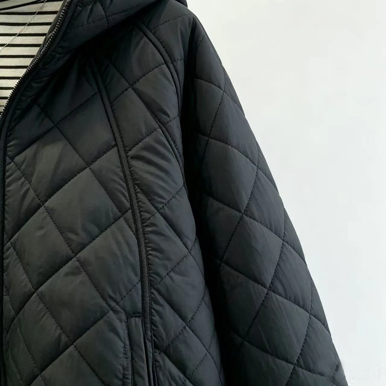 Women Lightweight Quilted Hooded Jacket 2026 Casual Diamond‑Grid Zipper Short Coat Autumn Winter Korean Style Warm Outerwear