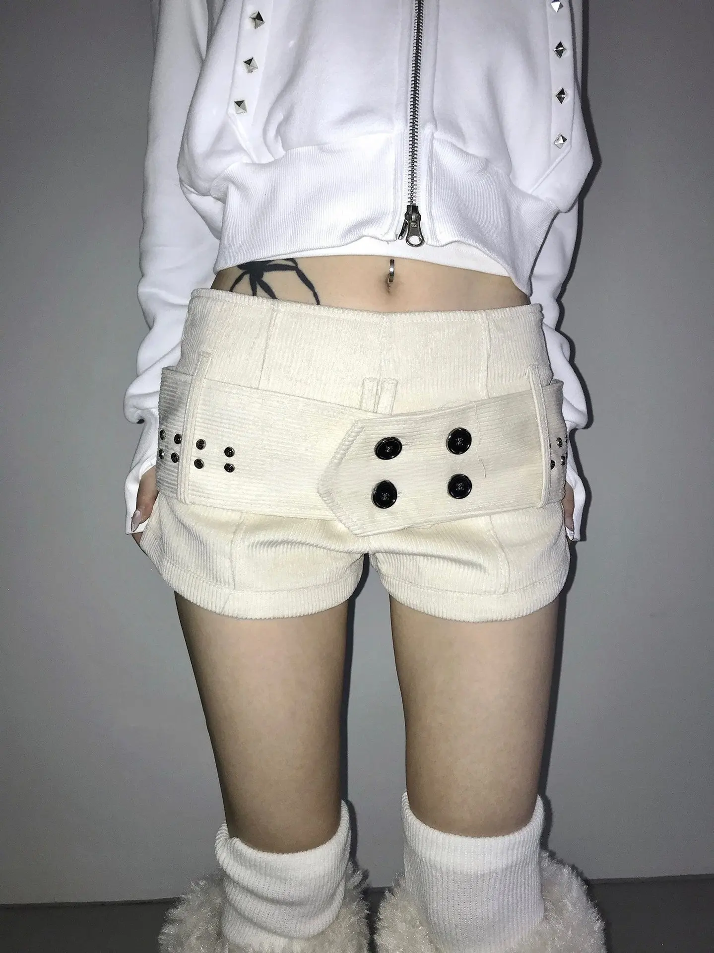 Retro corduroy casual shorts women spring New style rivet decorations Cute cool and bold girl's outerwear Slimming hot pants Y2K