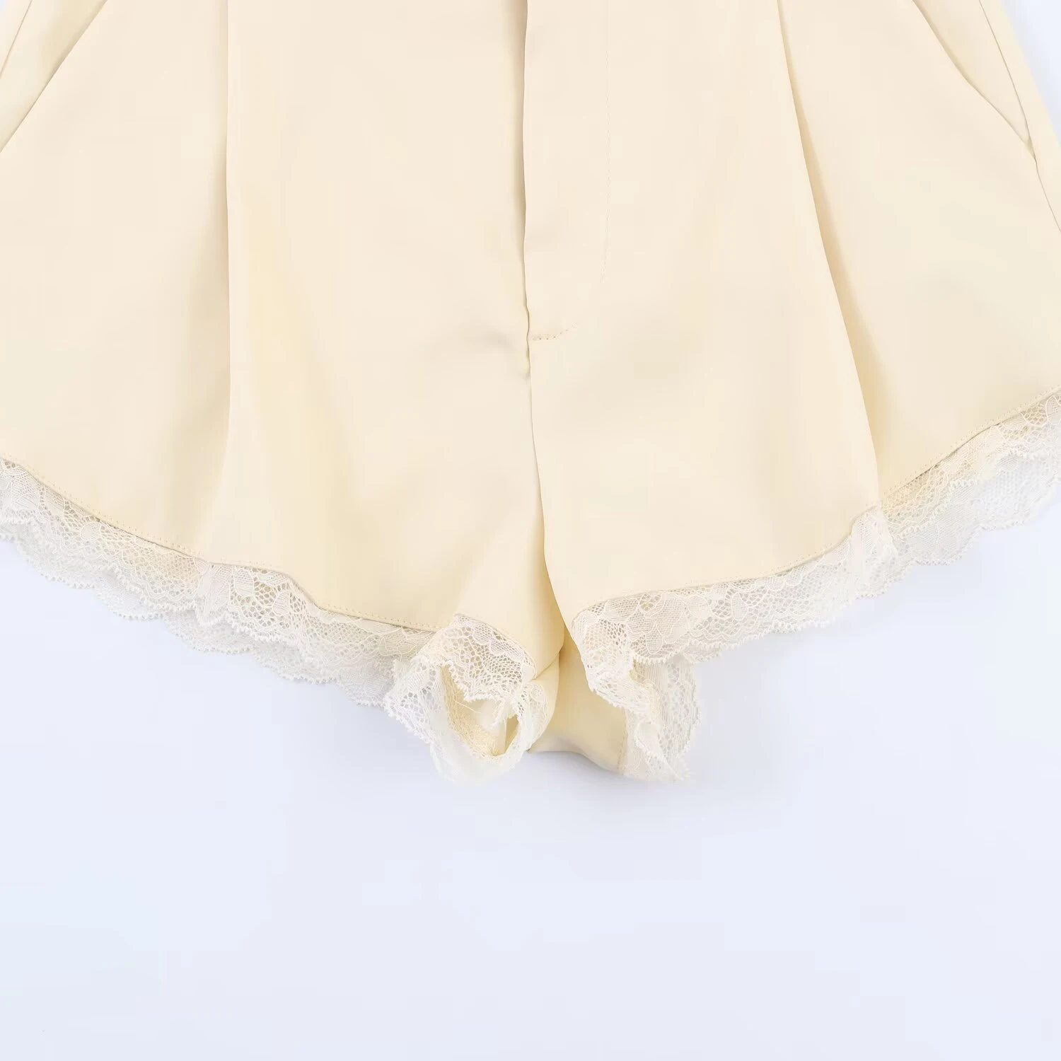 European and American style 2026 spring/summer new women's clothing design sense, mid waist lace decoration texture shorts