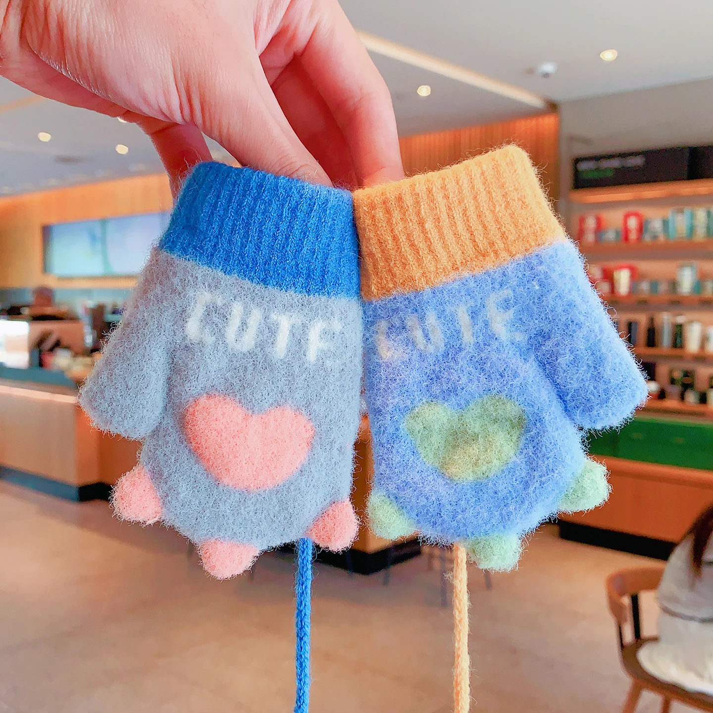 Baby Winter Mittens Soft Plush Color Block Toddler Gloves Anti‑lost Lanyard 3D Heart Decor Elastic Rib Cuff Windproof Warm 2026