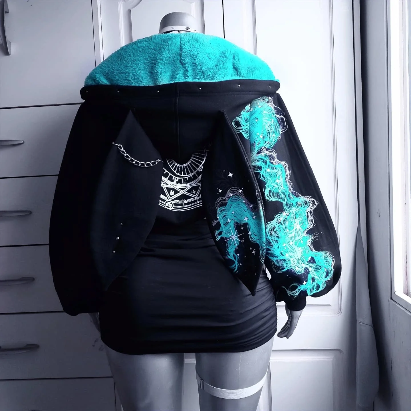 Women Gothic Star Moon Print Fleece Lined Hoodie Bat Wing Back Chain Zip Up Cropped Drawstring Y2K Punk Streetwear Sweat Jacket