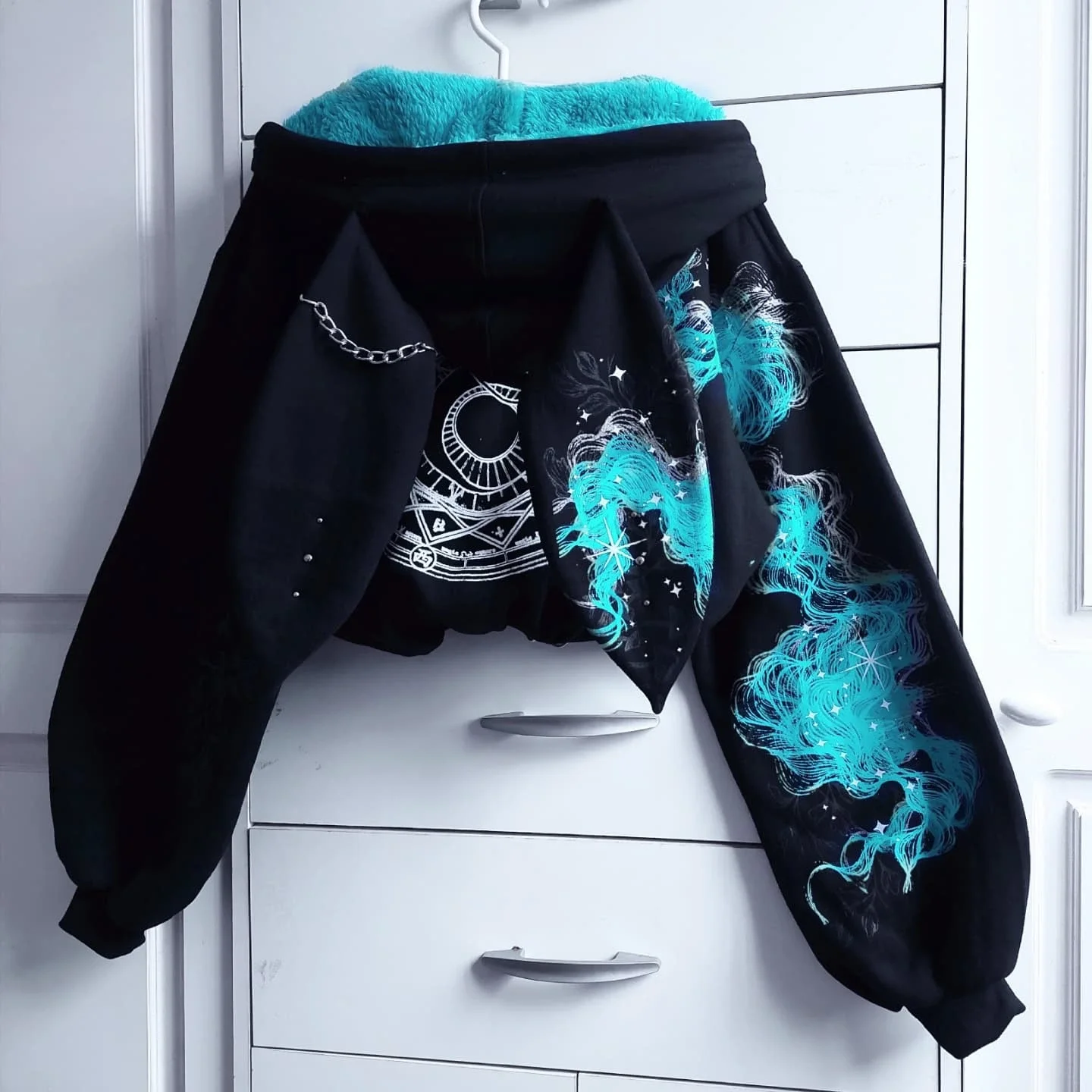 Women Gothic Star Moon Print Fleece Lined Hoodie Bat Wing Back Chain Zip Up Cropped Drawstring Y2K Punk Streetwear Sweat Jacket