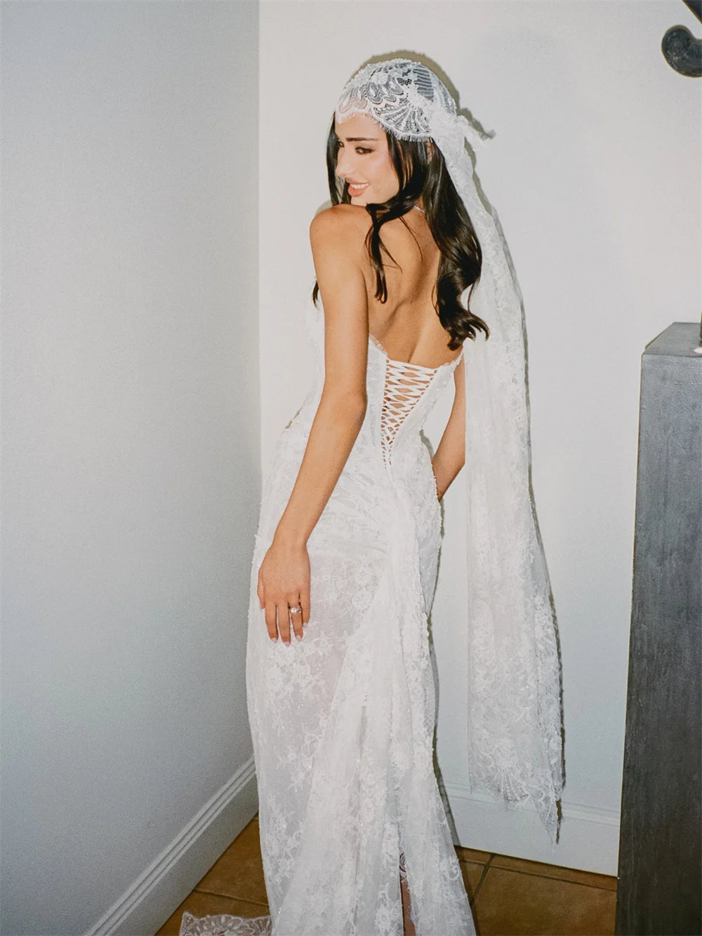 Kyoto Customized White Lace Appliques Wedding Dress Strapless Neck Sleeveless vestidos de noche Sweep Train robe de mariée