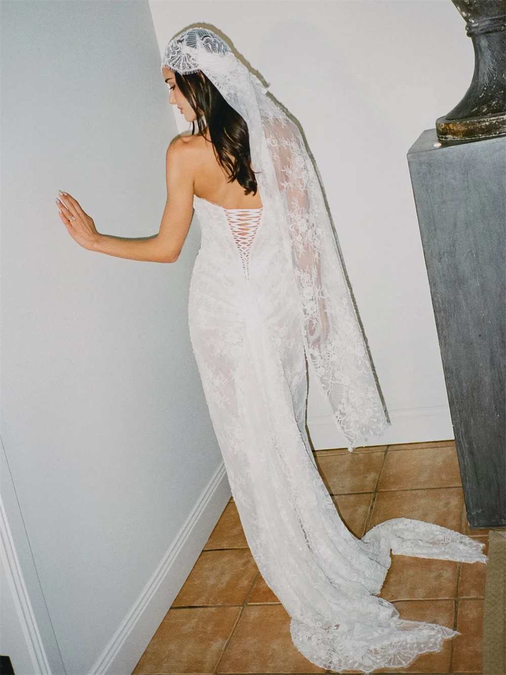 Kyoto Customized White Lace Appliques Wedding Dress Strapless Neck Sleeveless vestidos de noche Sweep Train robe de mariée