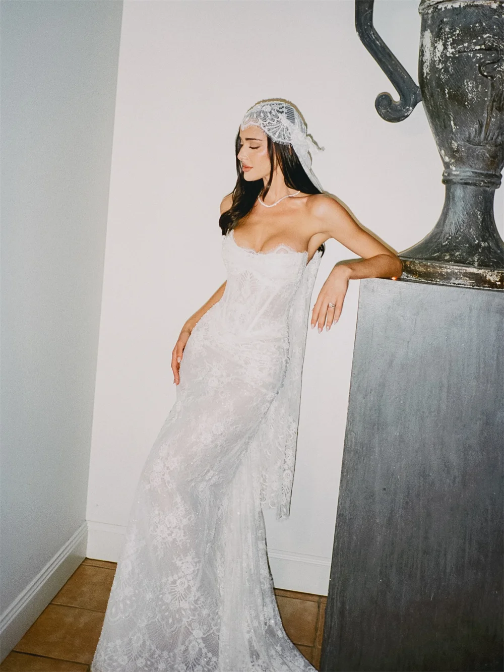 Kyoto Customized White Lace Appliques Wedding Dress Strapless Neck Sleeveless vestidos de noche Sweep Train robe de mariée