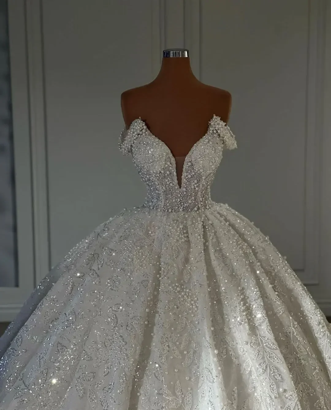 Customized Off Shoulder Sparkly Princes Wedding Dresses Sleeveless V Neck Ball Gown Appliques Pearls Bridal Gowns Formal Dresses