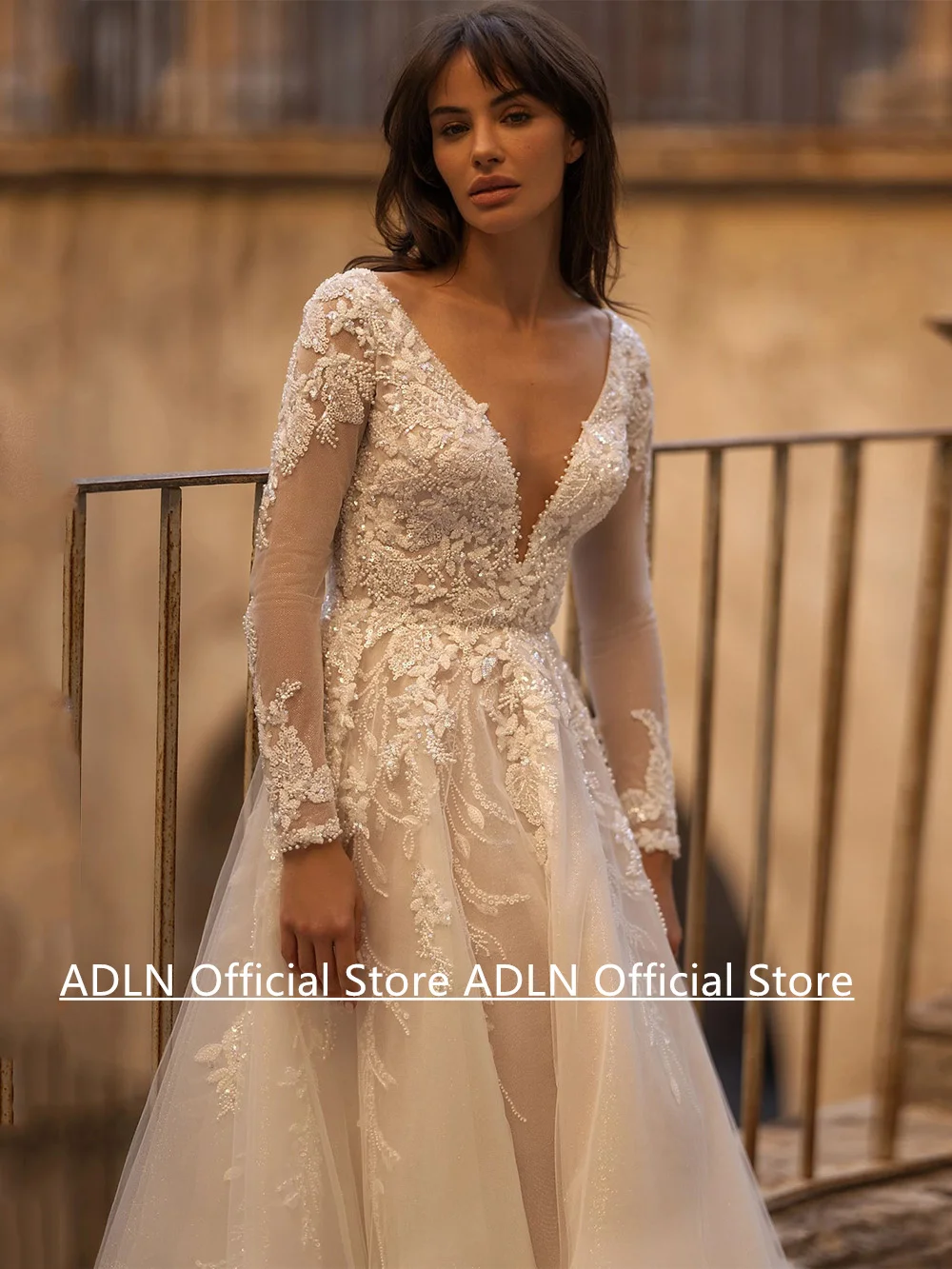 Woman Wedding Dress Customized Long Sleeves V Neck Beading Applique Sweep Train Illusion Back Buttons A Line Bridal Gowns