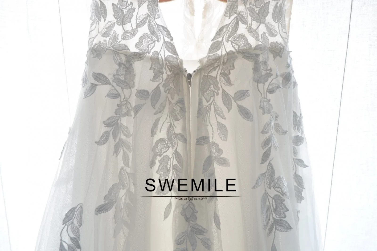 SWEMILE Fashion Aline Wedding Dresses V-neck Custom-Made Court Train Appliques Sleeveless Robe De Mariée Engagement Plus Size
