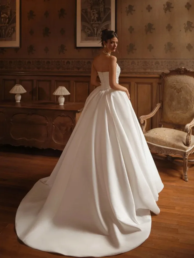 Luxury Pearls Strapless Satin Wedding Dresses Princess Women Buttons Back A-line Bridal Gown Court Train Customized Robe