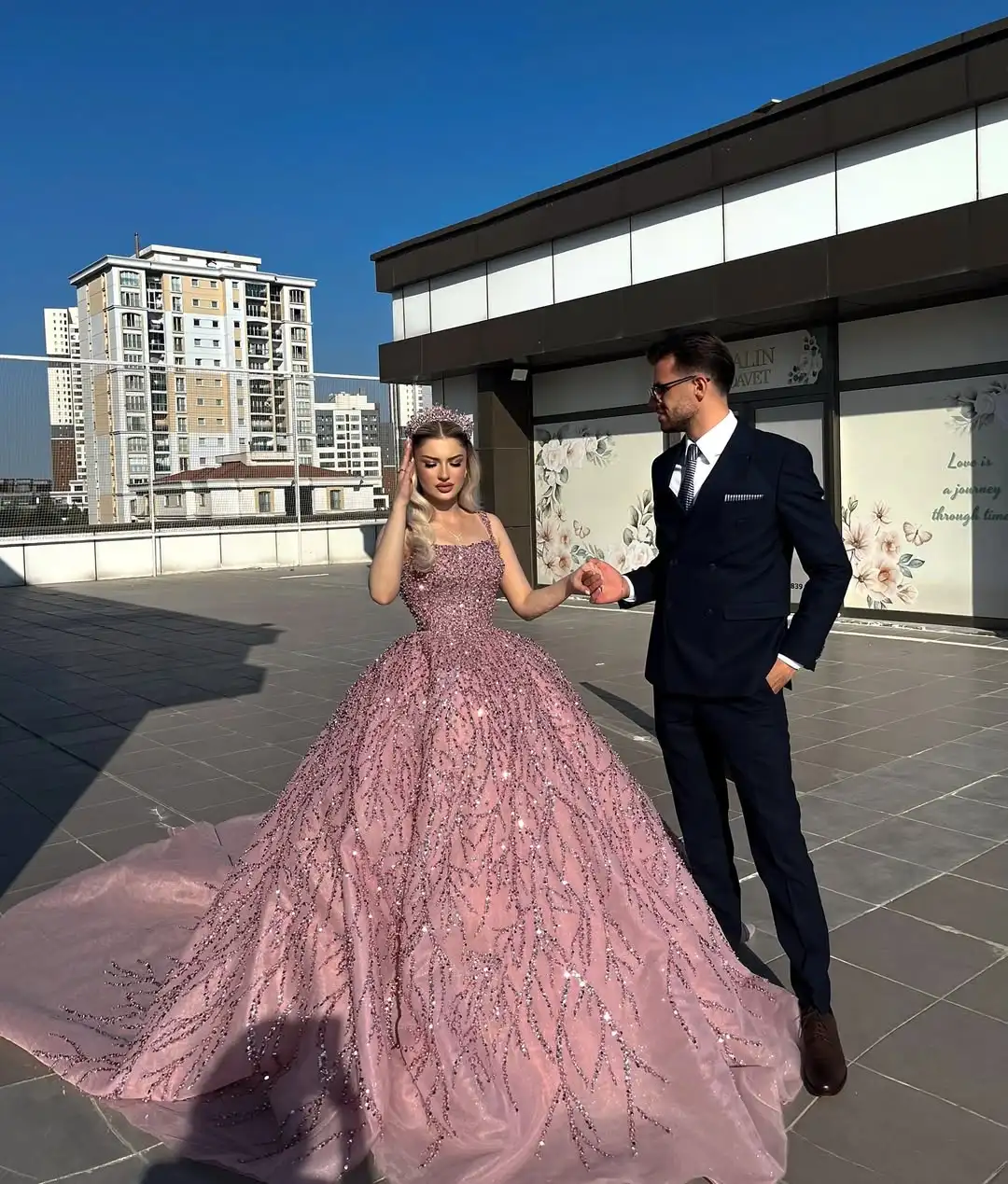 Luxury Pink Ball Gown Wedding Dress Sparkly Crystal Beading Princess Bridal Gown Square Neck Vestidos De Noiva
