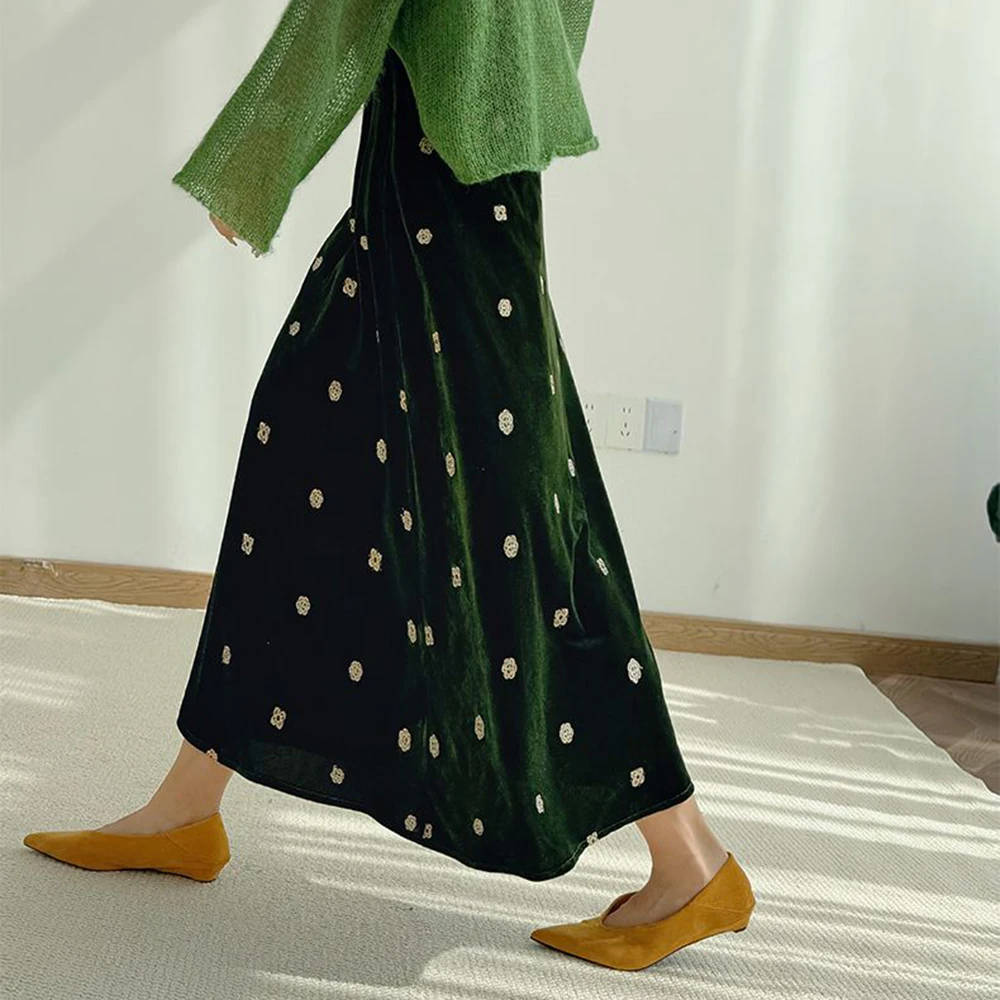 2025 solid color fashion velvet embroidery elastic waist skirt women's autumn and winter retro high-end loose long dress
