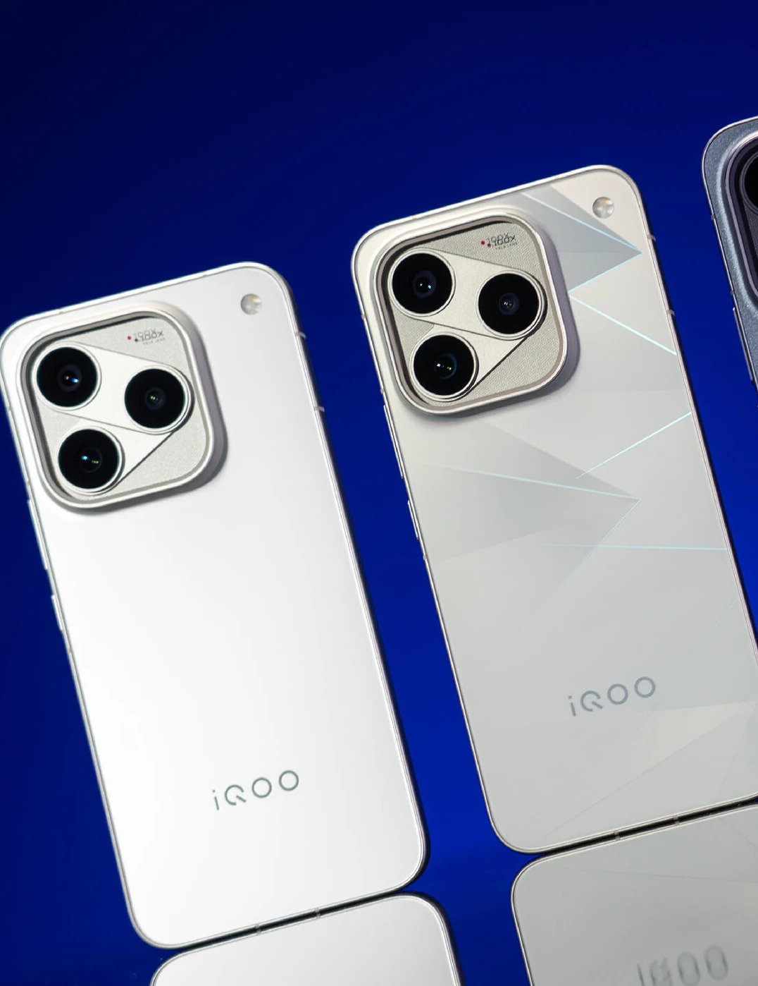 ViVO iQOO 16 Phone 5G Snapdragon 8 Elite Extreme Gen 6 6.85‘ AMOLED 165HZ 50MP 100W Charger 8400mAh OriginOS7 GooglePlay iQOO16