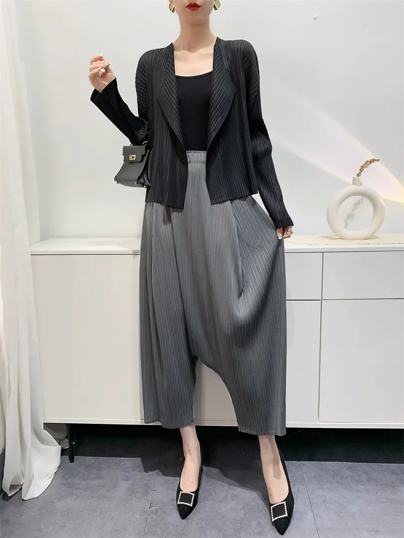 YUDX Pleated Wide Leg Pants Loose Niche Design Women High Waist New Spring 2024 Solid Color Spliced Pockets Trousers