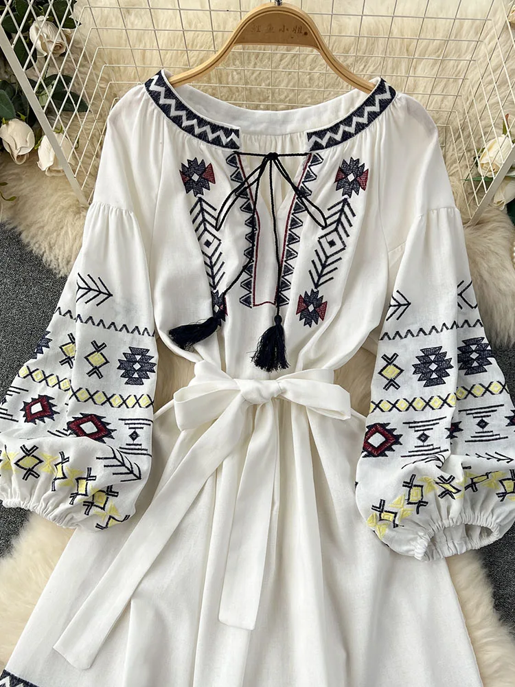 Women Bohemian Vacation Dress Travel Wear Sweet Western-style Embroidery Loose Waist Large Hem Midi Length Vestidos DS001